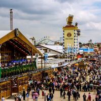 O'zapft_is!_Münchens_5_Jahreszeit_hat_begonnen_-_O'zapft_is!_Munich_5_season,_the_Oktoberfest_has_begun_(9855483374) O'zapft_is!_Münchens_5_Jahreszeit_hat_begonnen_-_O'zapft_is!_Munich_5_season,_the_Oktoberfest_has_begun_(9855483374)